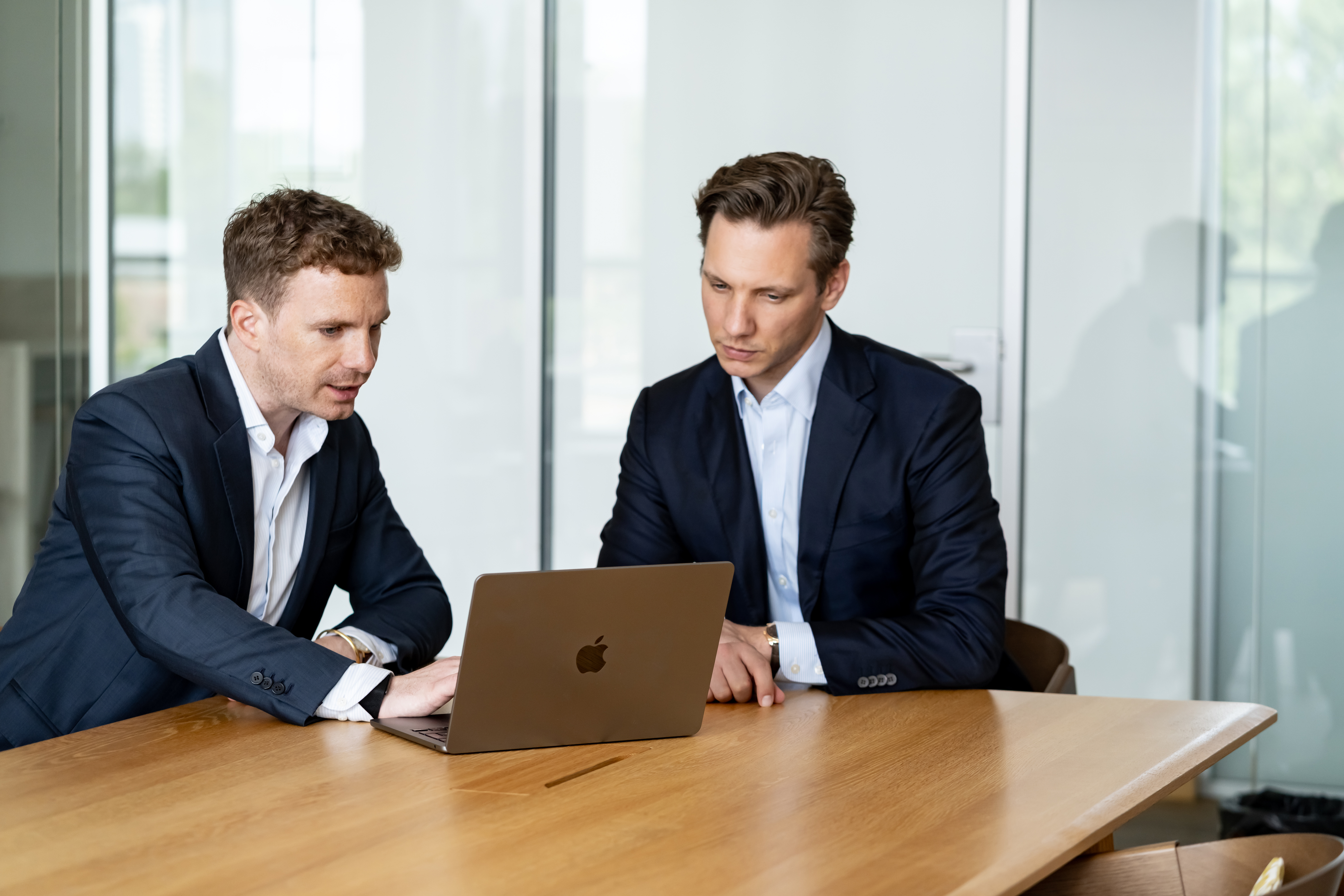 Leo Rosche und Konstantin Wilckens im Austausch