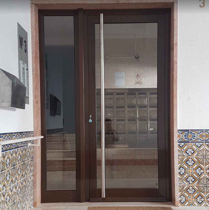 Porta predio Oeiras