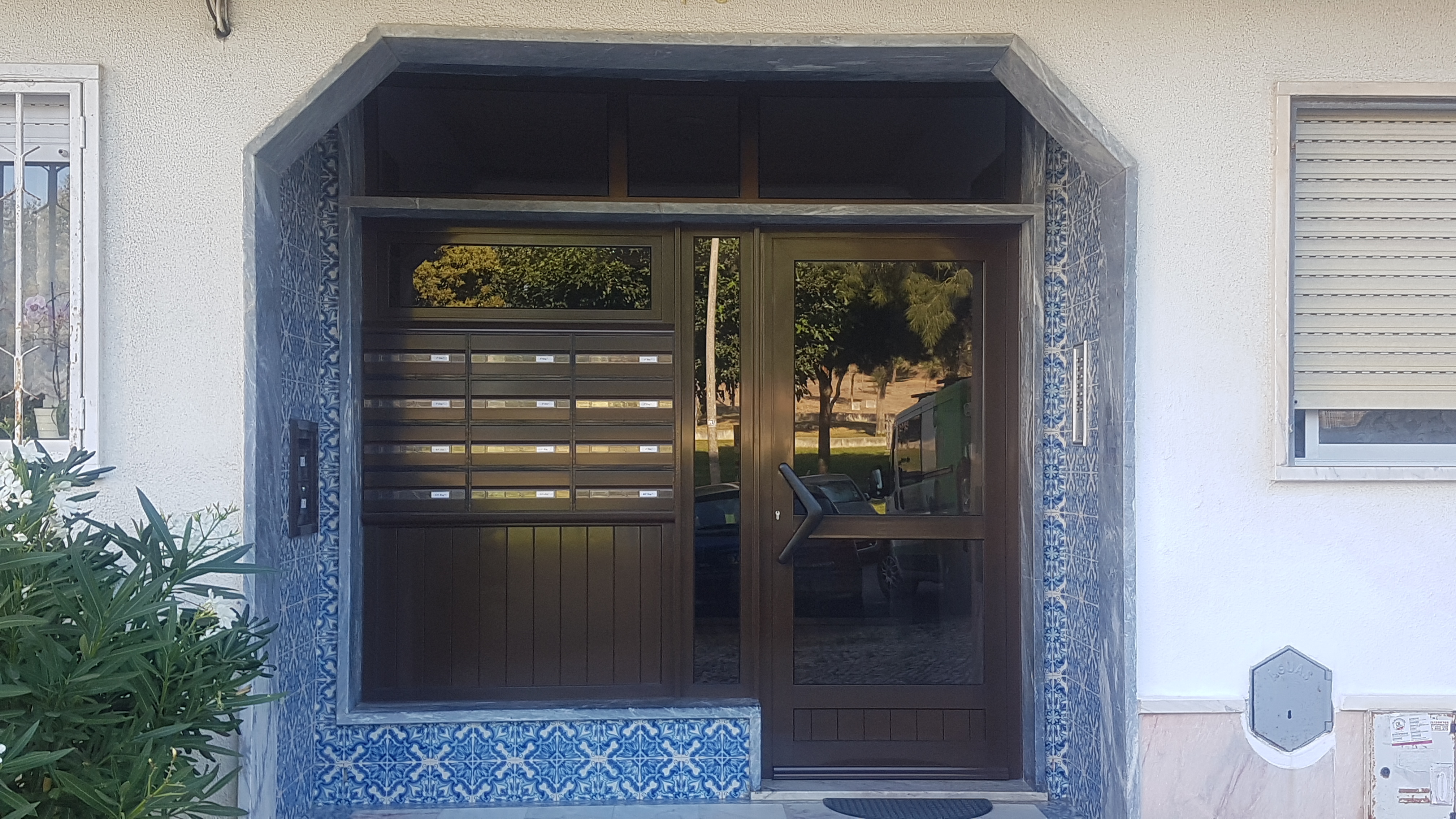 Porta predio Cavaleira Mem Martins.