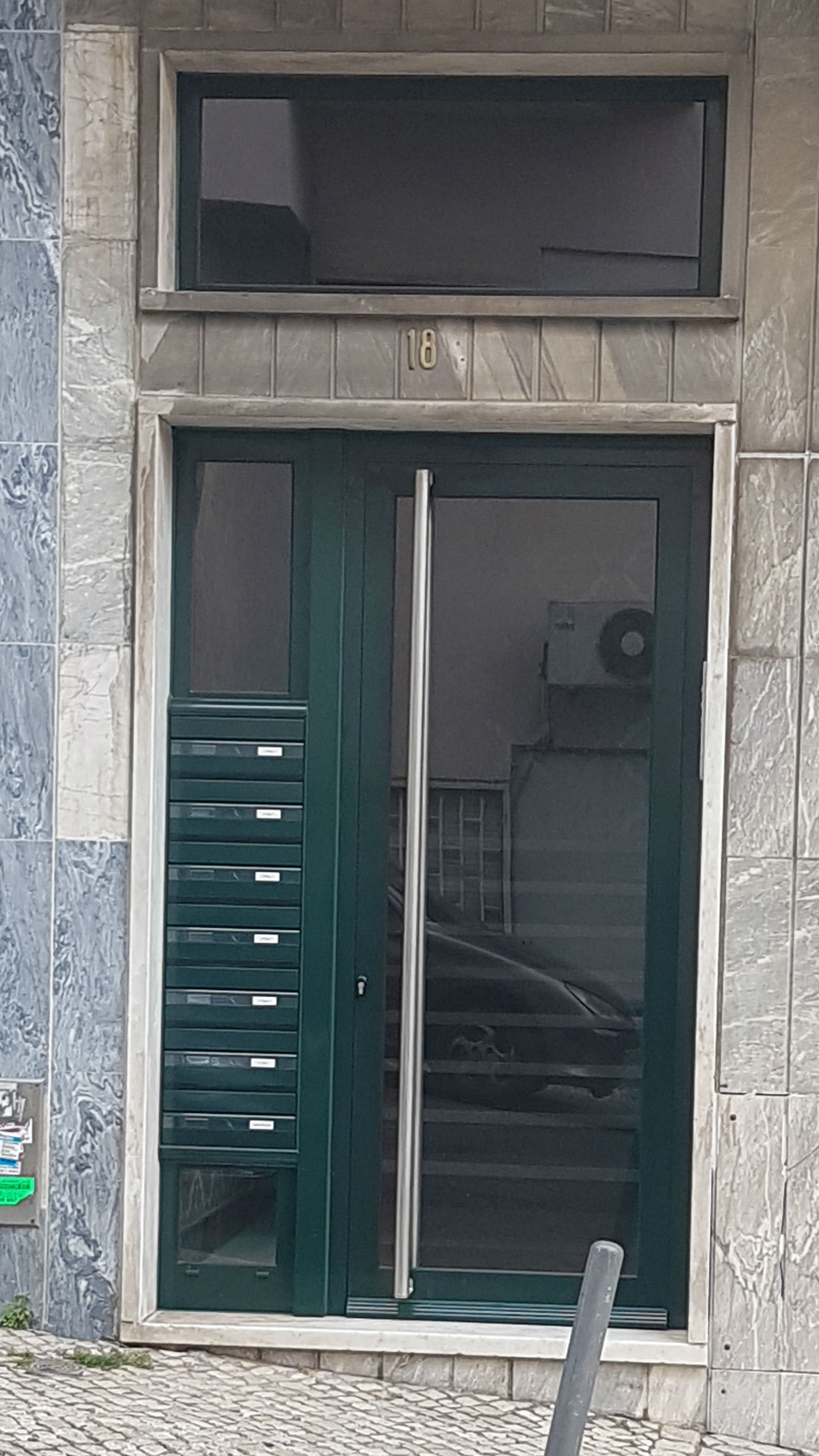Porta entrada predio Lisboa