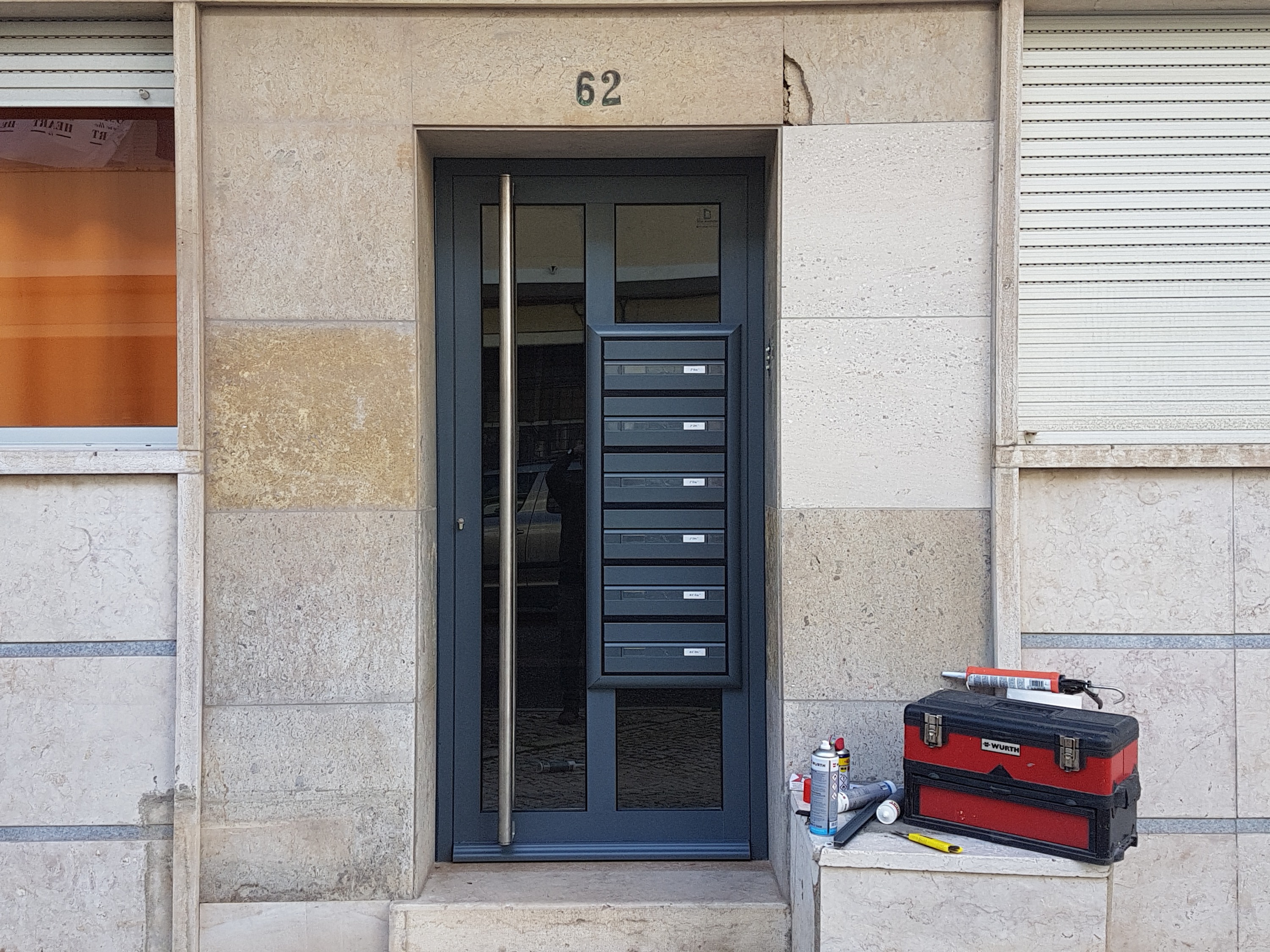 Porta prédio Linda a Velha