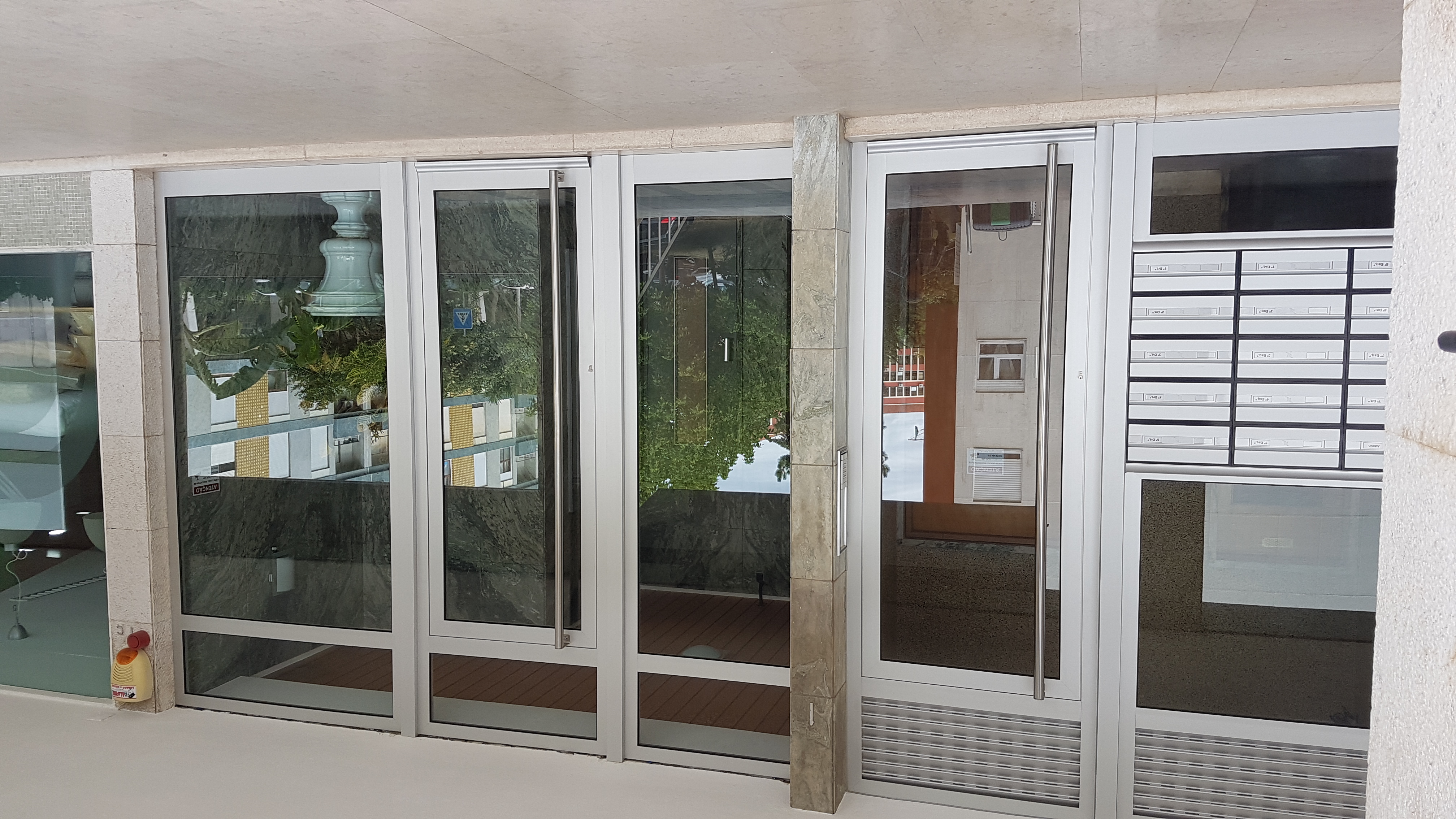 Porta predio Restelo