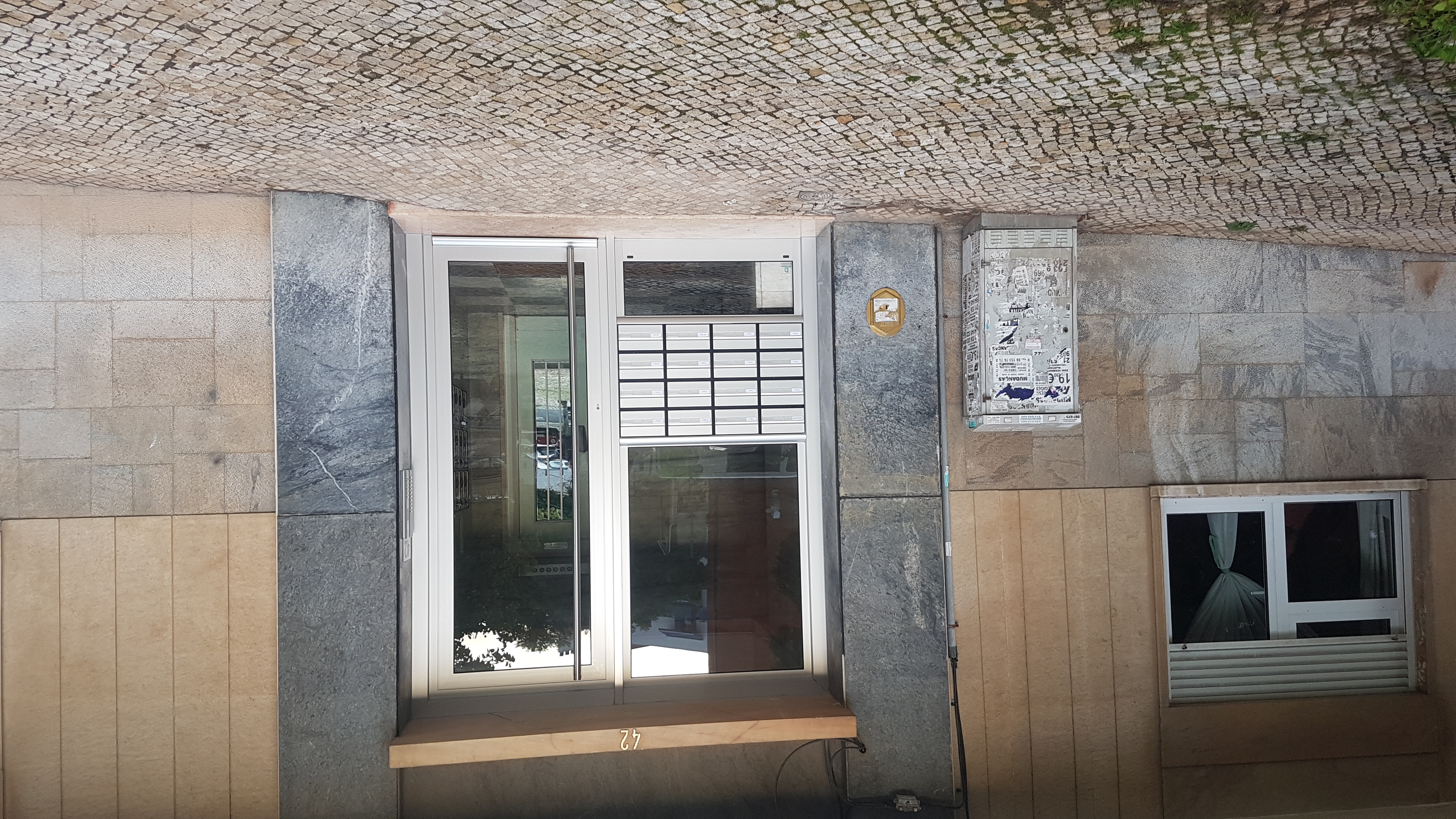 Porta predio Restelo