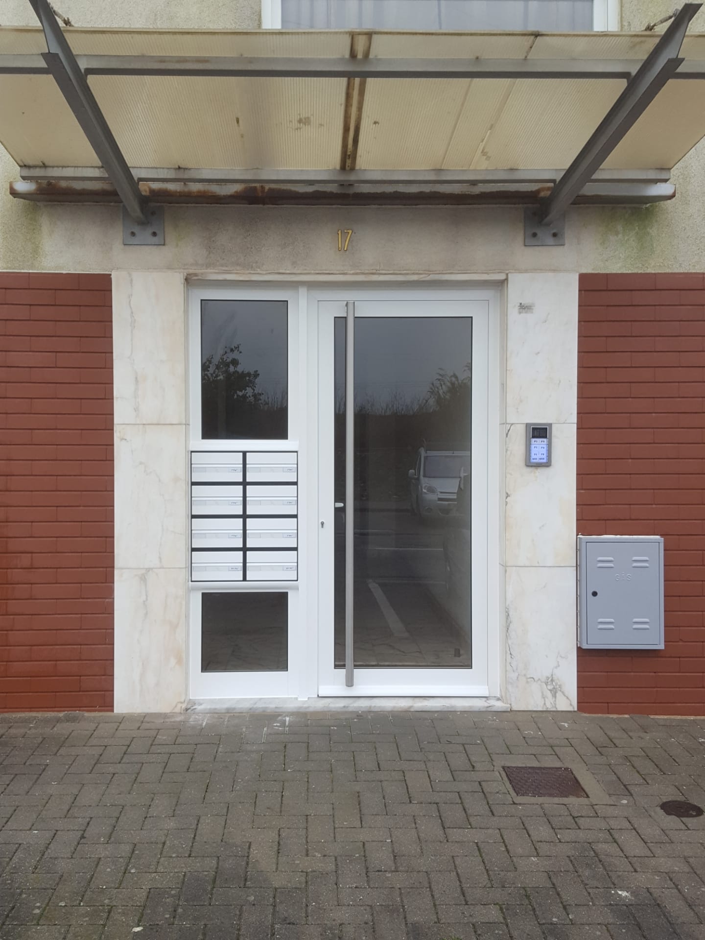 Porta predio Amadora funcheira