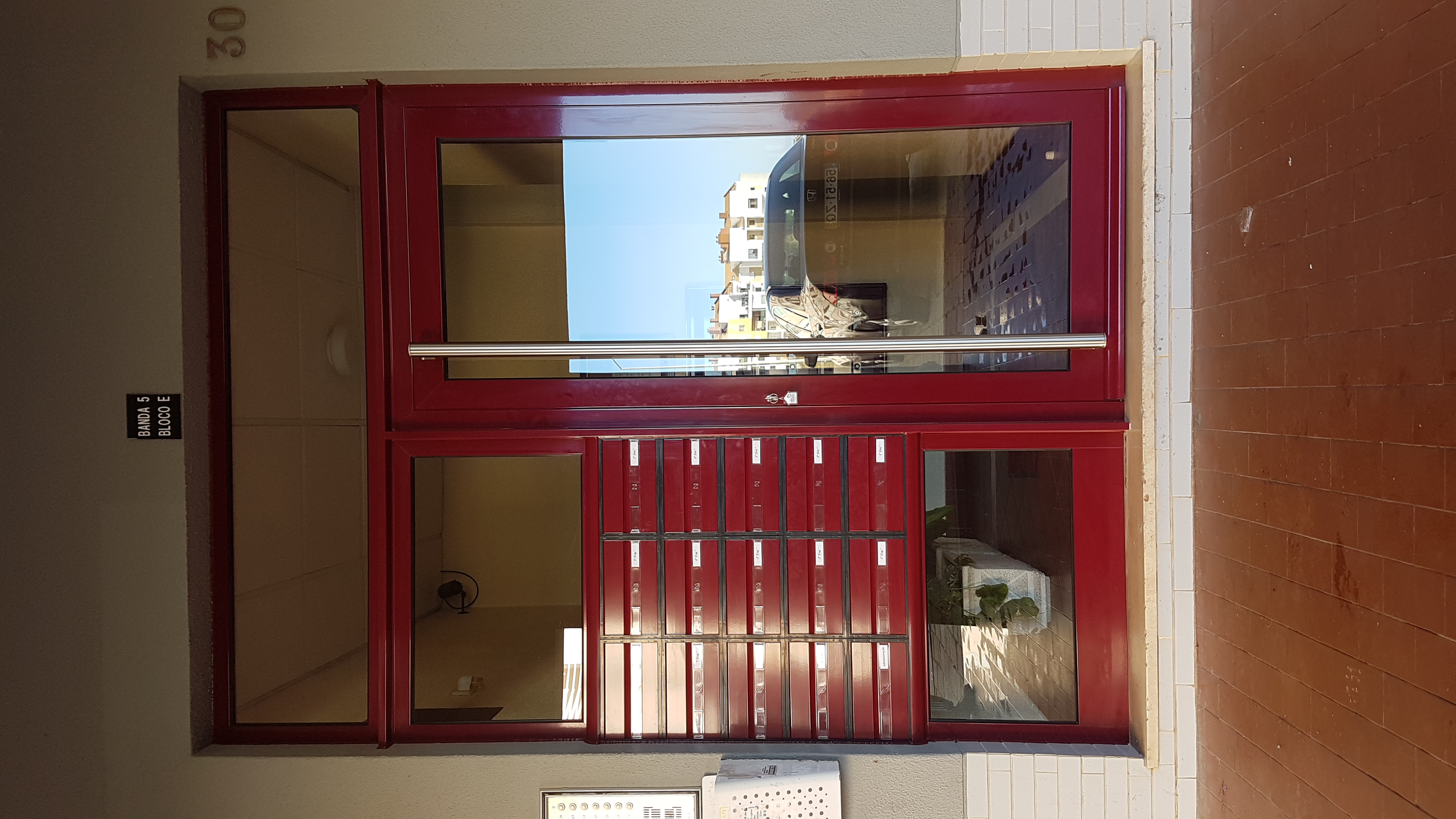 Porta predio Cavaleira Mem Martins