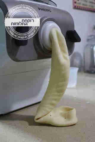 רידוד בצק פסטה במכונה חשמלית