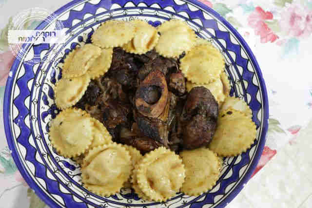 מגישים בקערה עמוקה ורחבה - האוסובוקו במרכז והרביולי סביבו