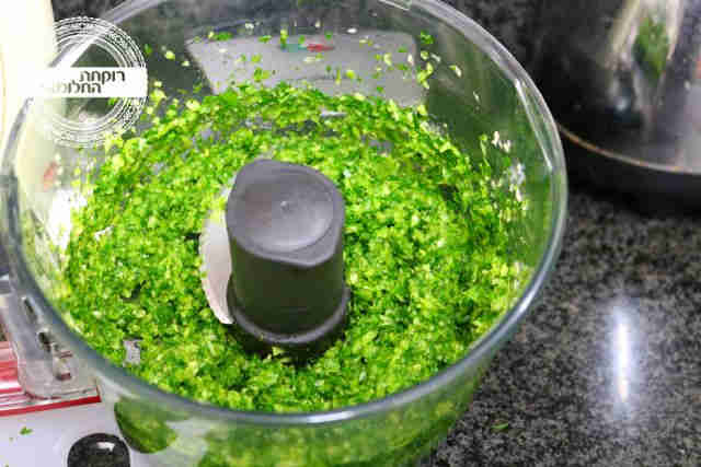 במעבד מזון קוצציים פטרוזיליה, בצל ושום