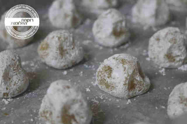 מסדרים את העוגיות בתבנית וצובטים את החלק העליון