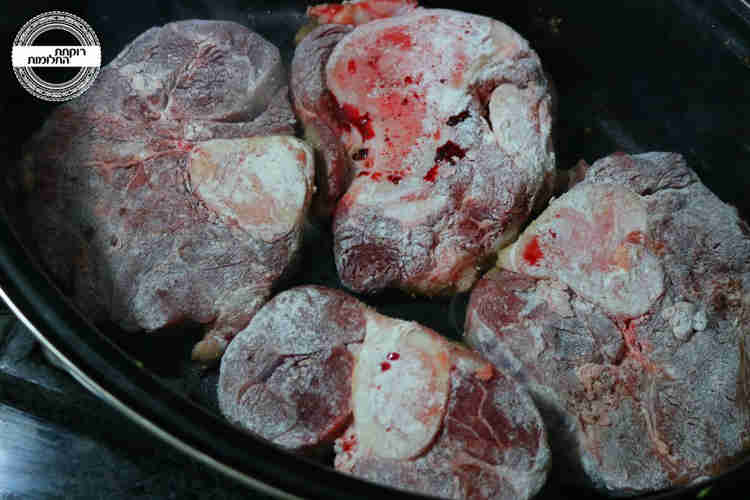 מקמחים את נתחי הבשר