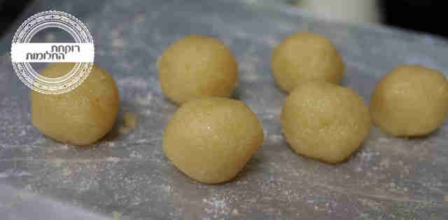 יוצרים מהמסה כדורים קטנים