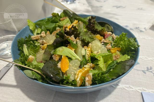 סלט ירוק עם בזיליקום והדרים