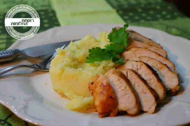 חזה עוף בלימון כבוש ואורגנו על מצע של פירה