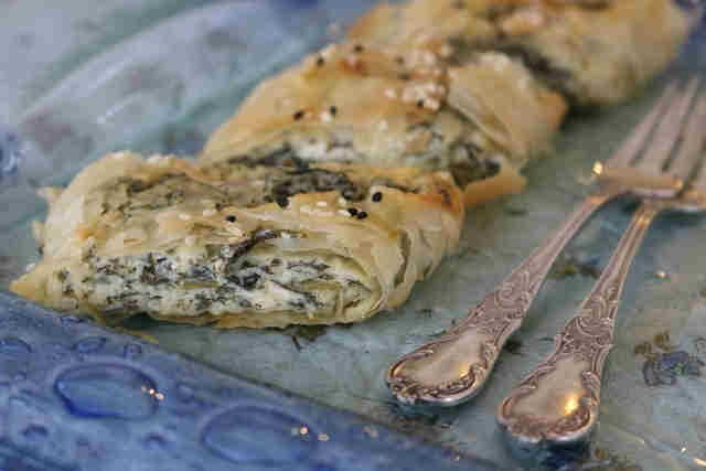 מאפה תרד וגבינות בבצק פילו