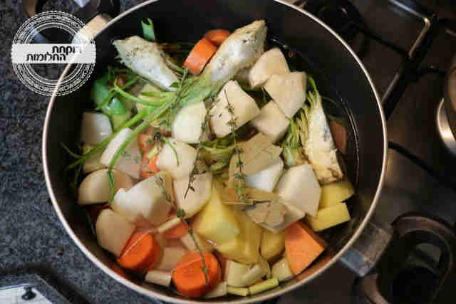 מתחילים בהכנת הירקות והציר
