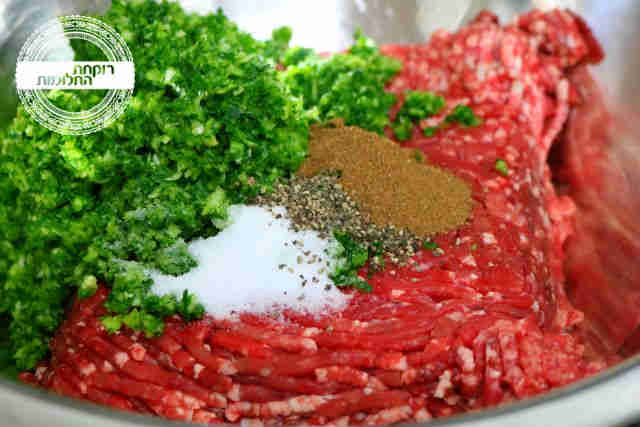 מעבדים את הבשר עם תערובת הירק והתבלינים