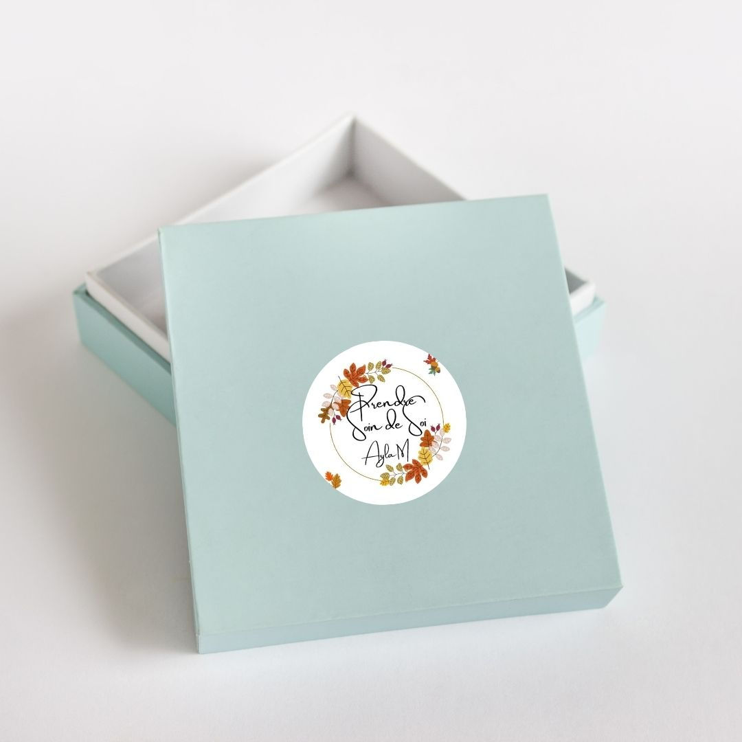 coffret bleu avec logo de la boutique abonnement coffret + défi