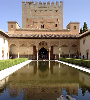 Patio de los Arrayanes, fachada de Comar