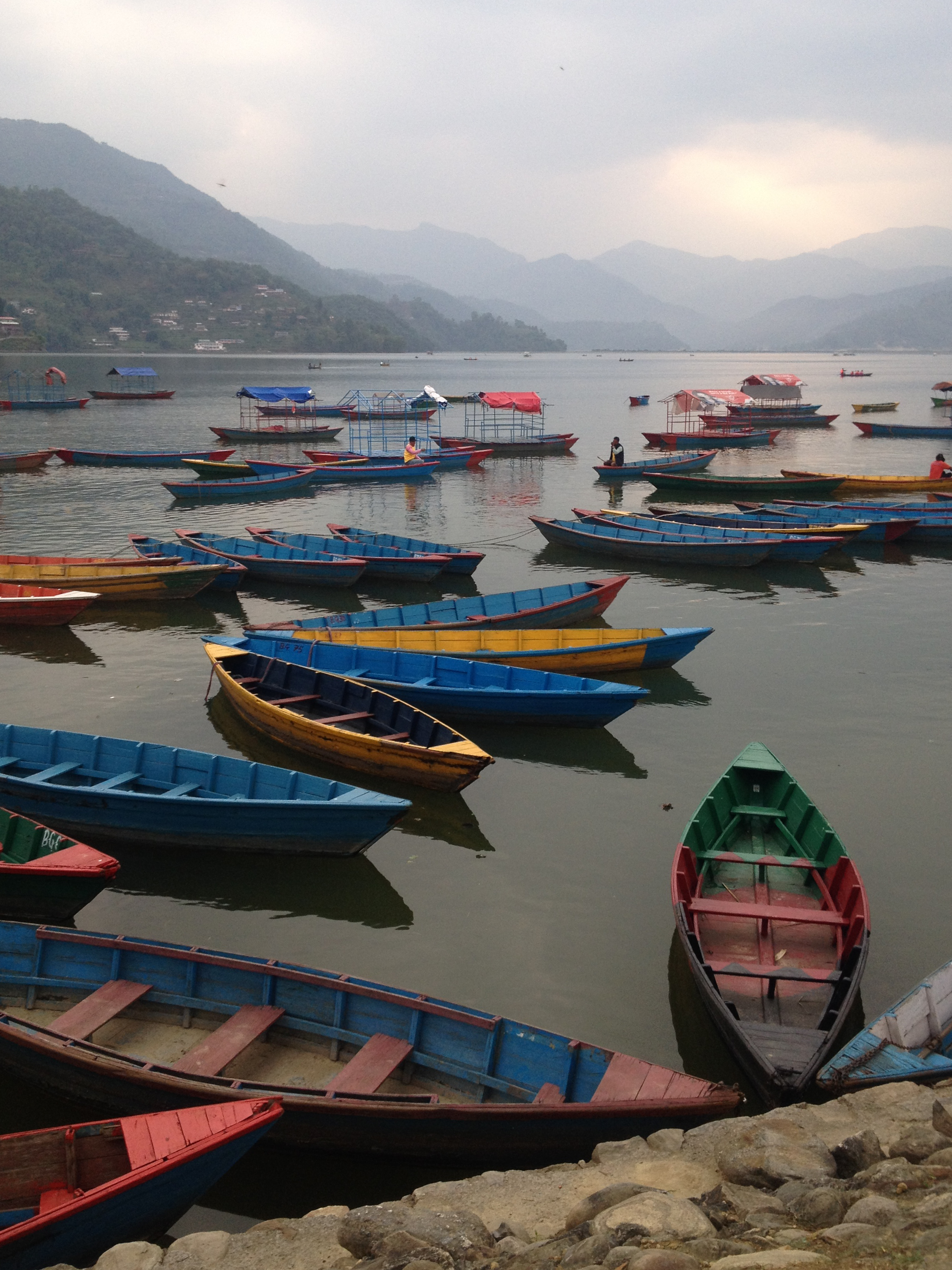Photo de bateaux multicolors sur un lac au népal sophrologie