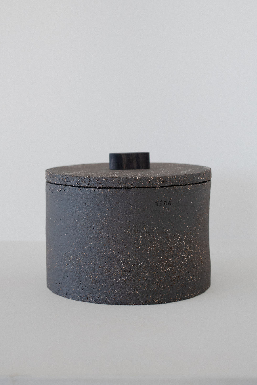 Pot en céramique artisanale, argile noire – grès naturel, design minimaliste.