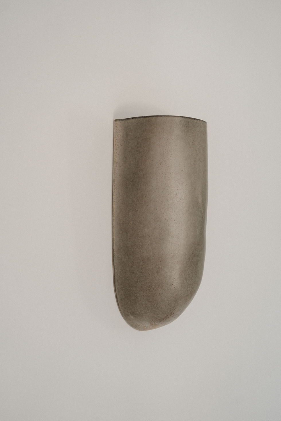 Applique murale vert bronze en céramique