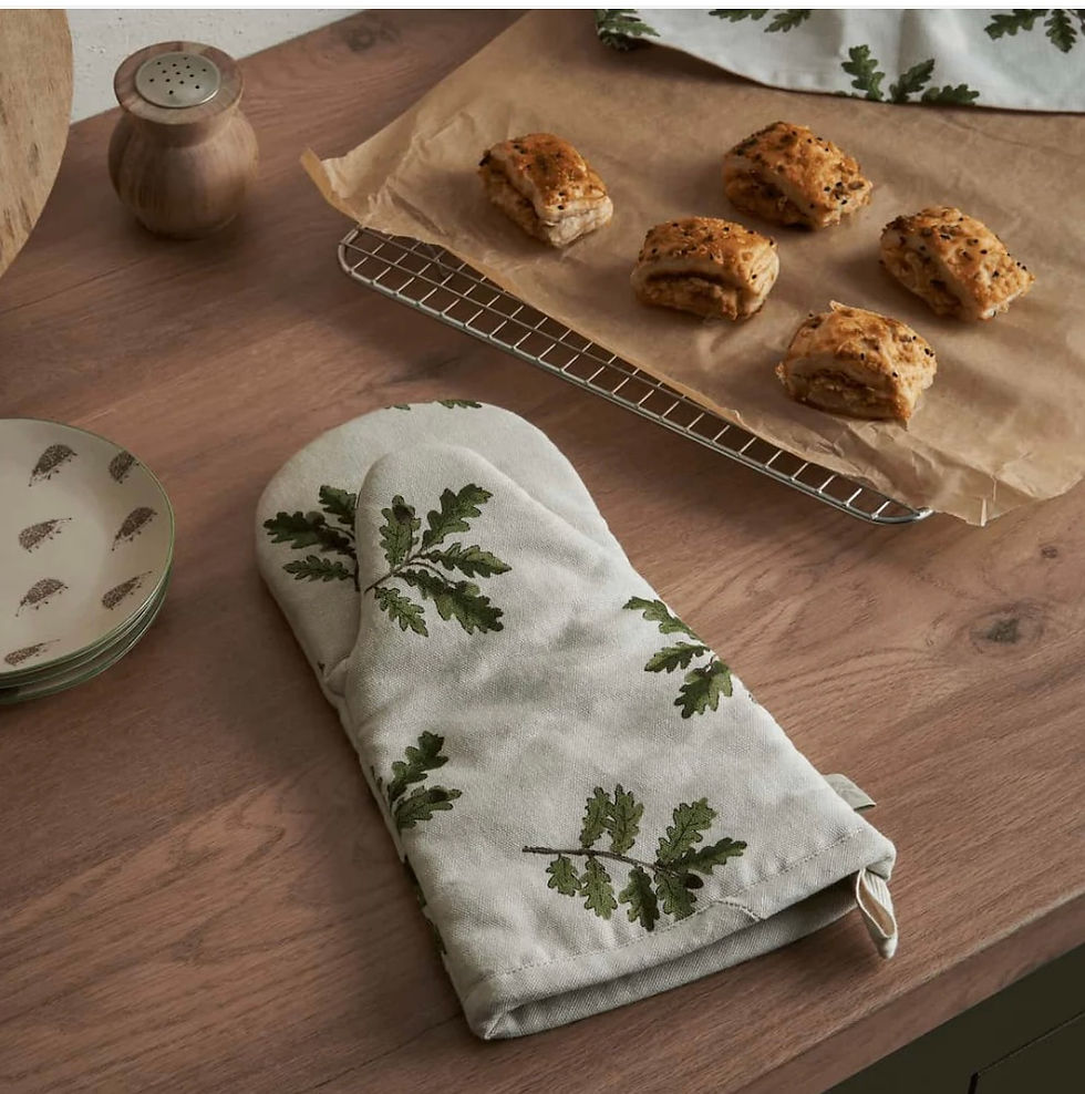 Menyg Popty Mes a Dail Derw / Acorn and Oak Leaves Oven Mitt