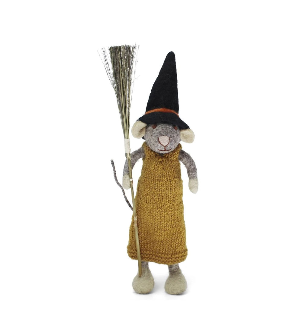 Llygoden gyda Ysgub a Ffrog Ocr / Mouse with Broom and Ochre Dress