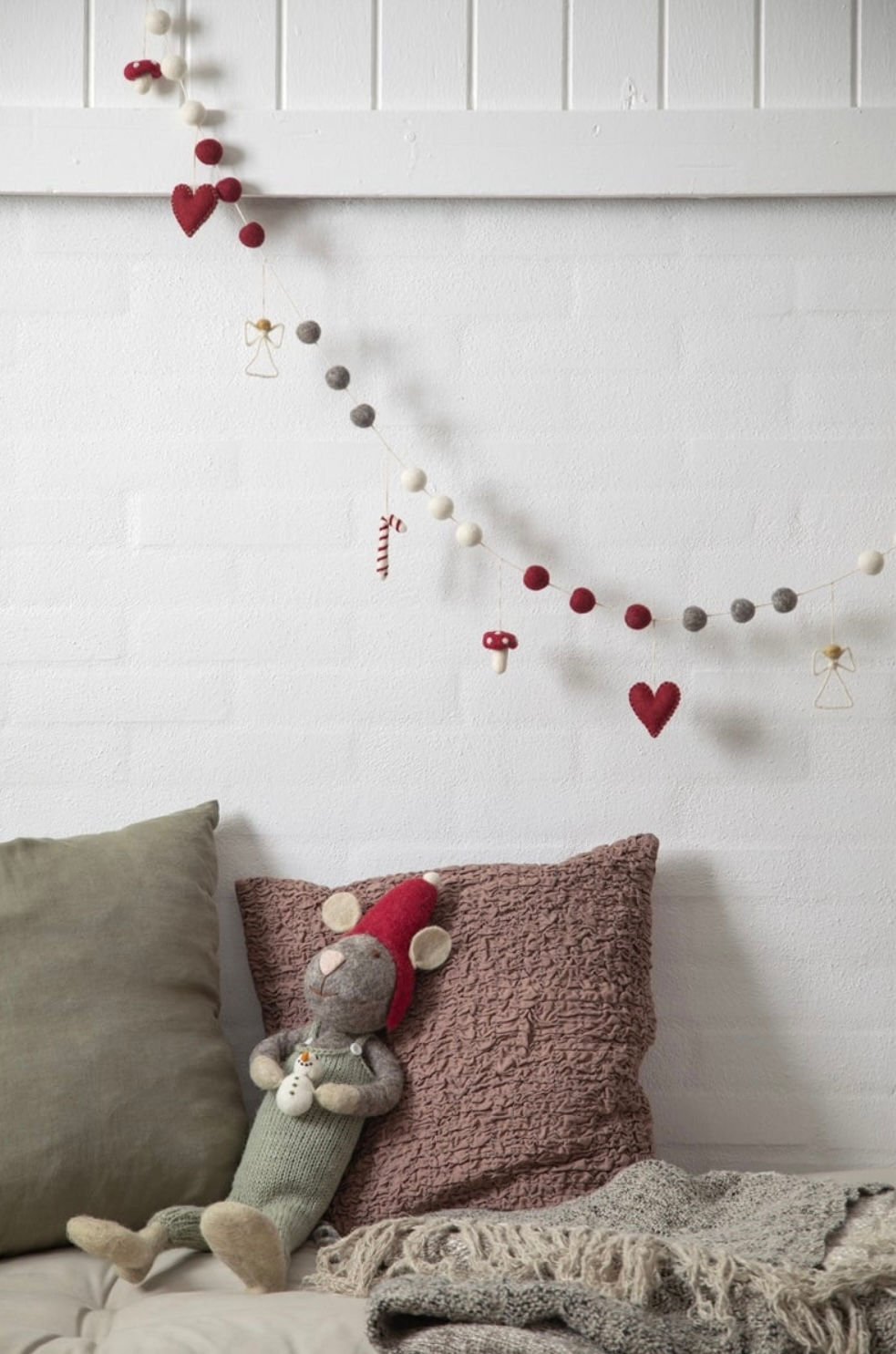 Garland gyda Addurniadau / Garland with Ornaments