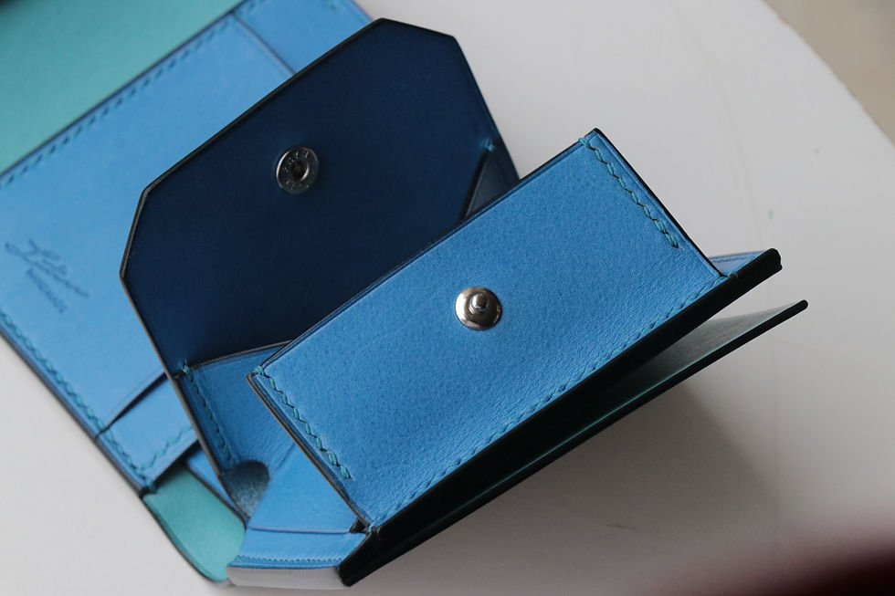 三つ折り財布spinaボックス型コインケースを開いた画像