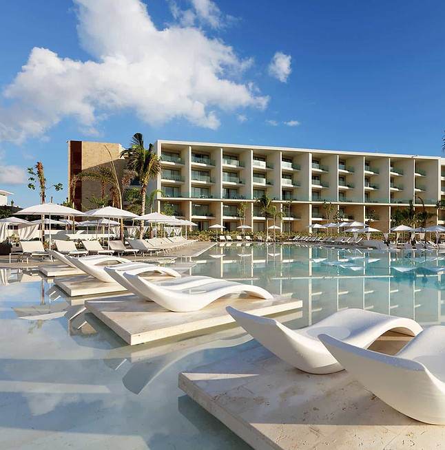 Grand-Palladium-Costa-Mujeres-Resort-Spa_Vista-general-de-la-piscina-principal.jpg