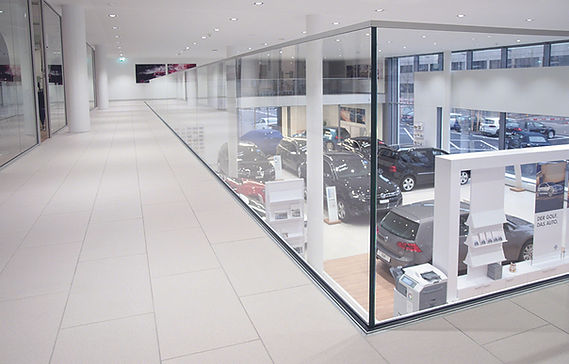 Glasräcke bilhall