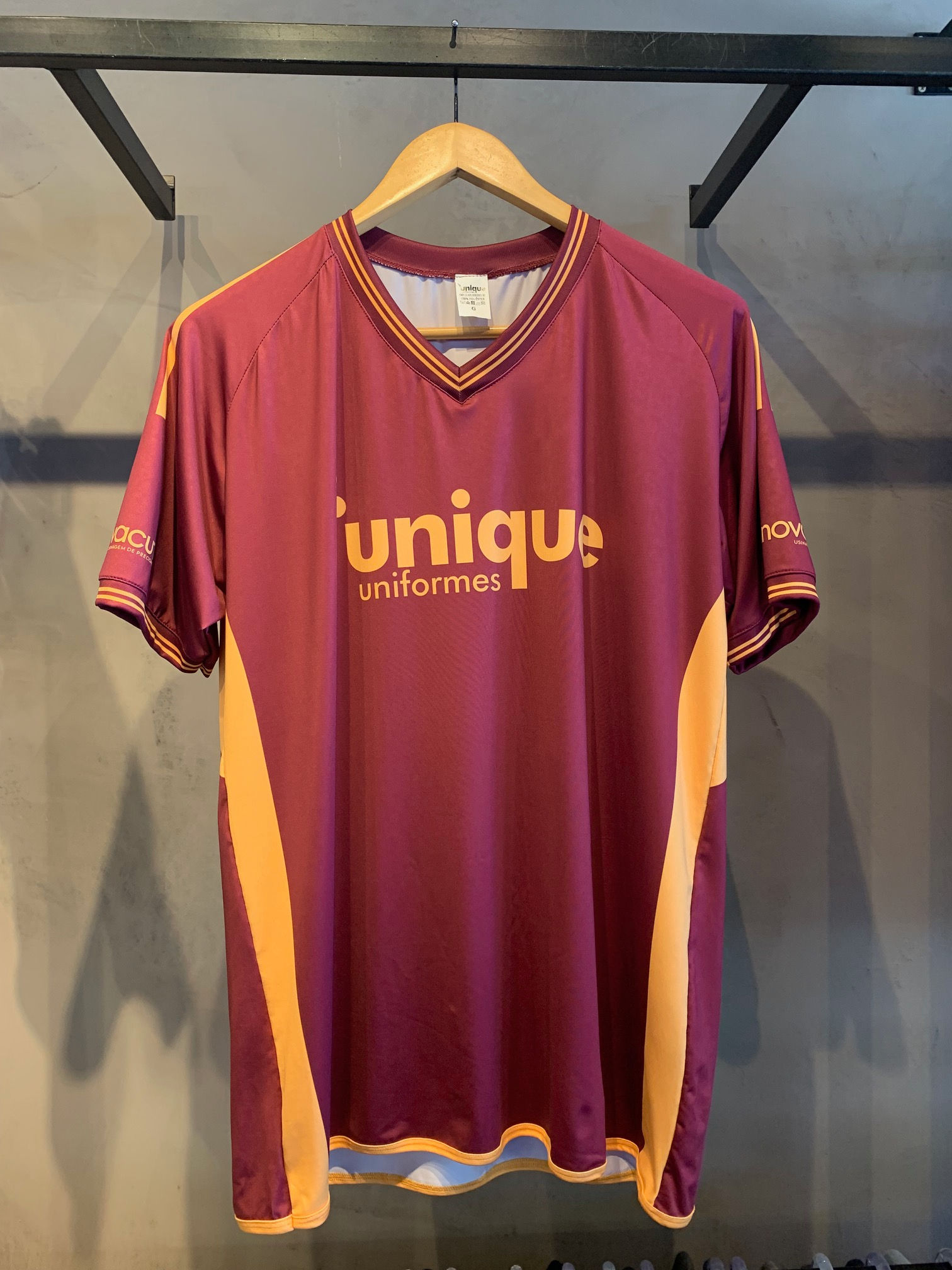 Sports - Camiseta Gola V listrada