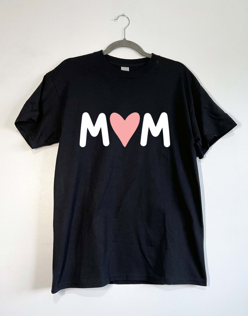 Mom with heart shirt - white design