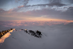 Sonnenaufgang über einer winterlichen Bergkuppe im Nebelmeer, warme Lichtkante und weite Atmosphäre, fotografiert von himmelegg.