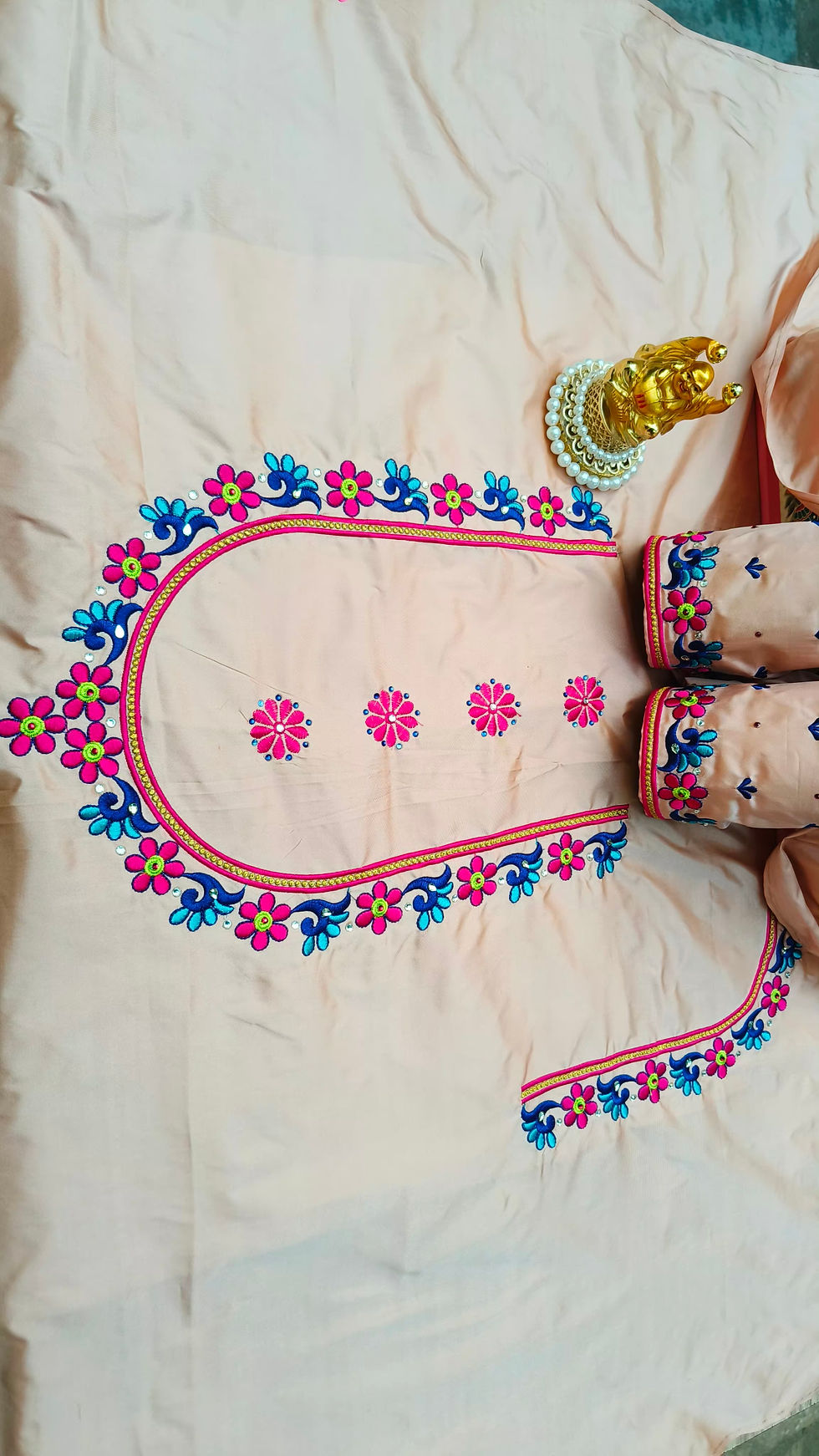 Thumbnail: ರೇಷ್ಮೆ ಕಸೂತಿ ಭಾರತೀಯ ಕುಪ್ಪಸ ಪೀಸ್