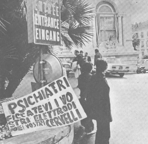 Manifestazione dei C.O.M. contro la terapia psichiatrica d'inversione