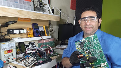 na bancada com a placa eletronica.jpeg