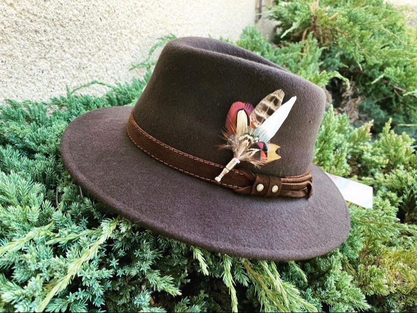 Nouveau pack Chapeau marron+ broche au choix 