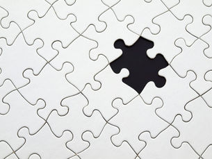 Missing puzzle piece symbolizing the importance of mastering KPIs to complete the customer experience and build lasting loyalty.