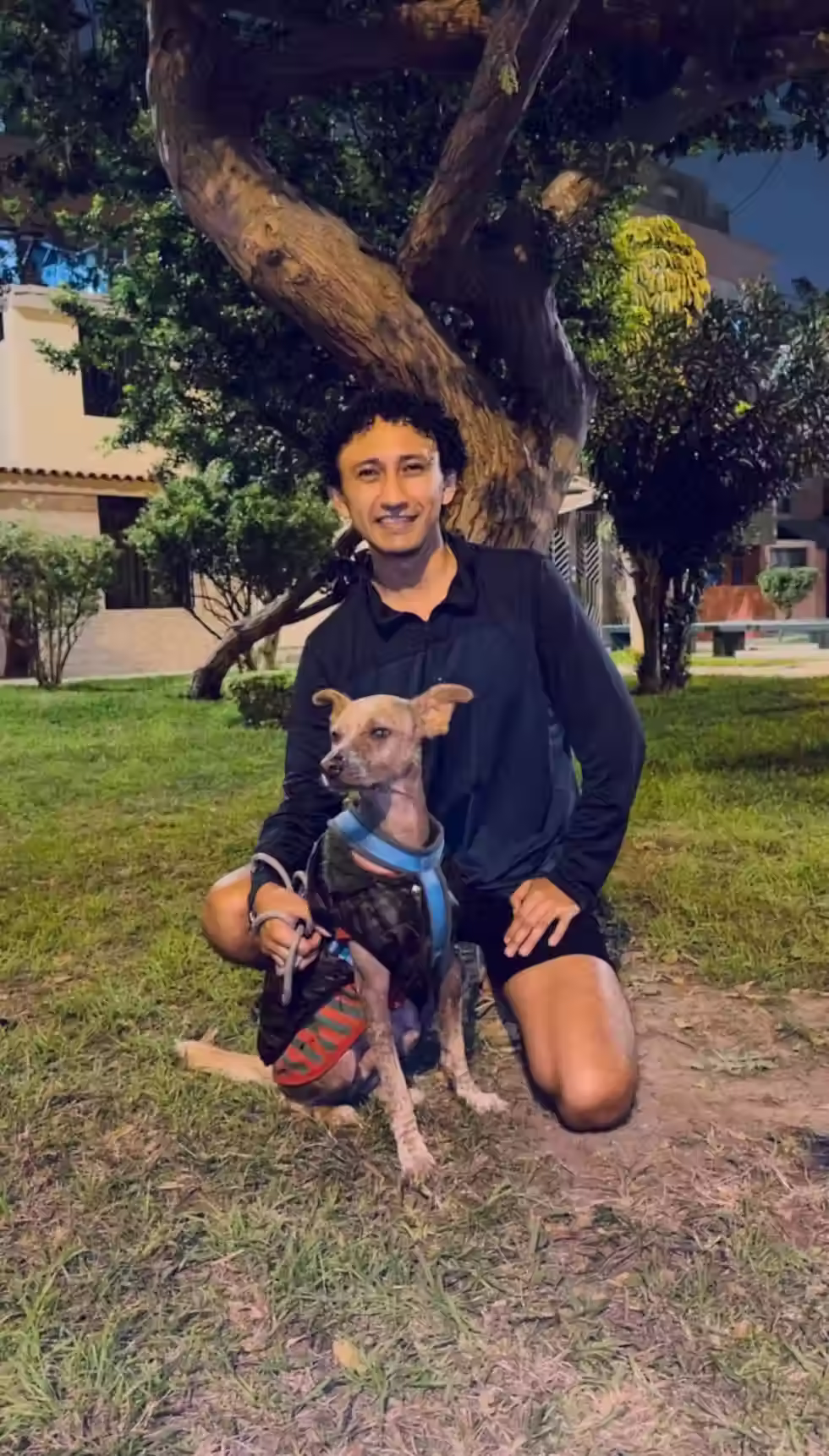 Christhian es un corredor apasionado y amante de los animales. Disfruta compartiendo con su perrito Chiky.