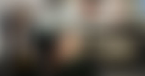 Muškarac radi clean na grupnom fukncionalnom treningu