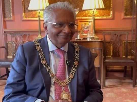 UK Mayor Resigns After Claiming Jews Burned Jewish Emergency Ambulances
