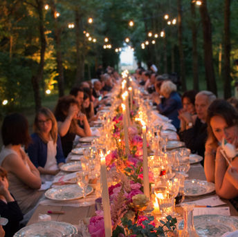 Tavolo imperiale nel bosco con allestimento floreale sui toni del rosa al Convento dell'annunciata
