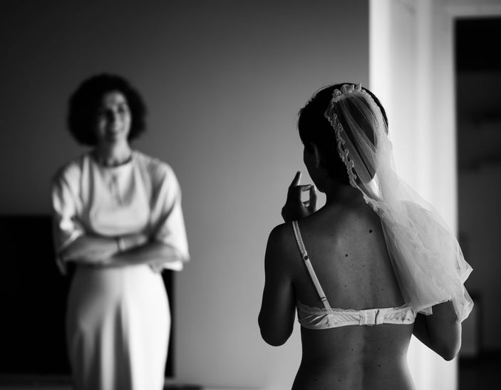 sposa durante la vestizione