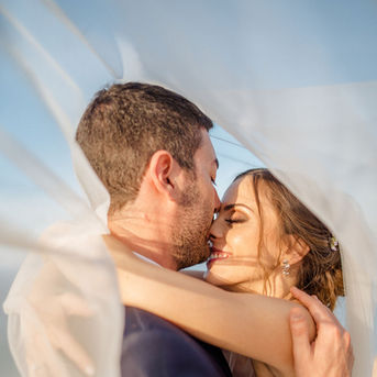 sposi che si baciano