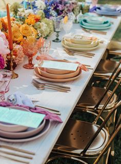 mise en place e fiori a blocchi di colore