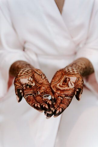 anello di fidanzamento di una sposa indiana di un matrimonio multiculturale