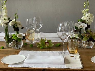 Mise en place matrimonio moderna sui toni del verde e bianco