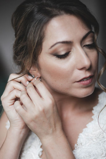 ritratto sposa che indossa orecchini