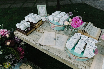 Escort card matrimonio su tavolo con tag scritte calligrafiche